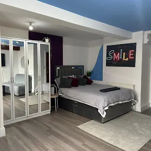 https://modern-cosy-studio-near-city-centre.yorkshirehotels.net